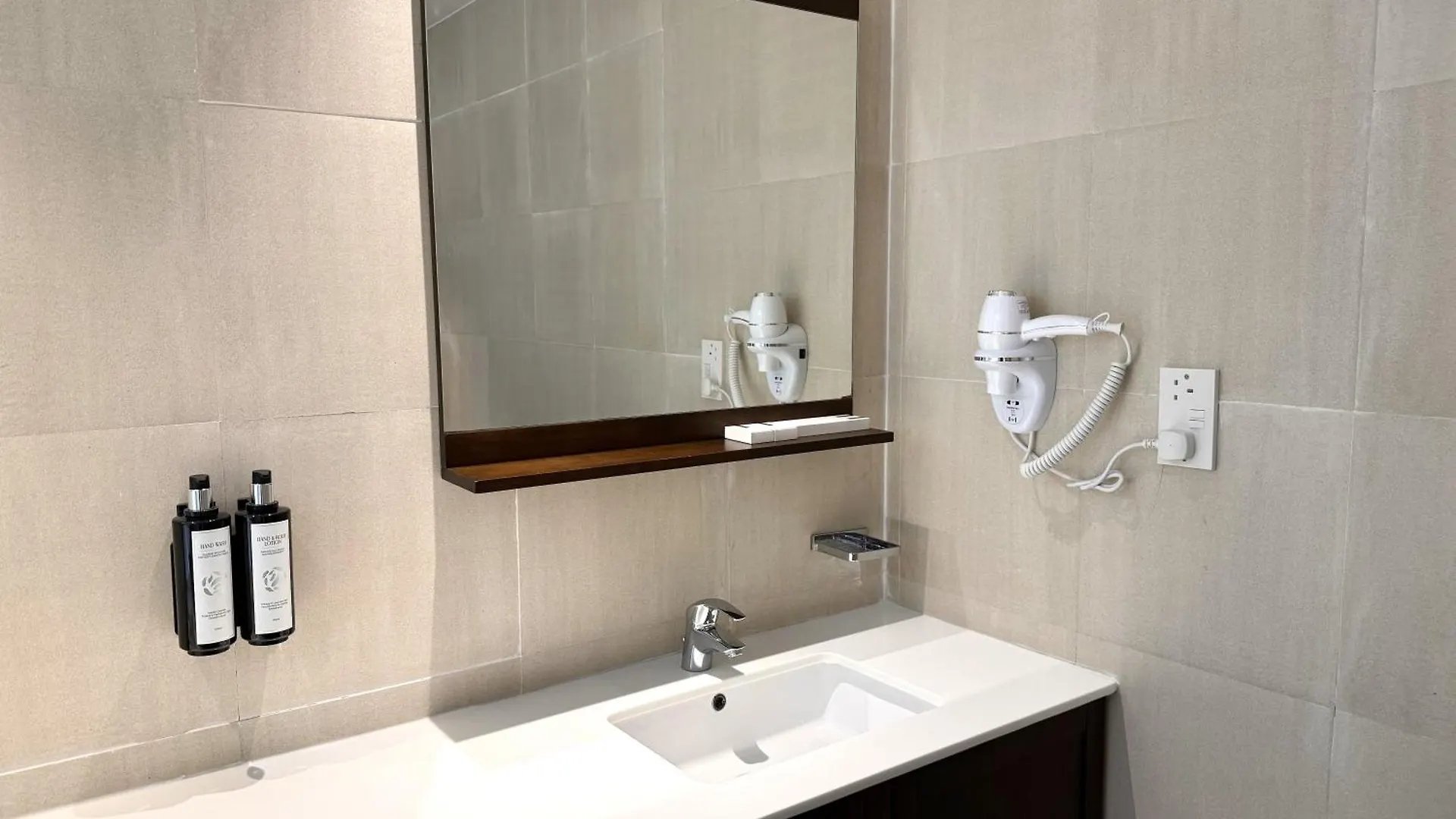 Seven Emirates Luxe Hostel - Yas Island Gate Abu Dhabi 0*,