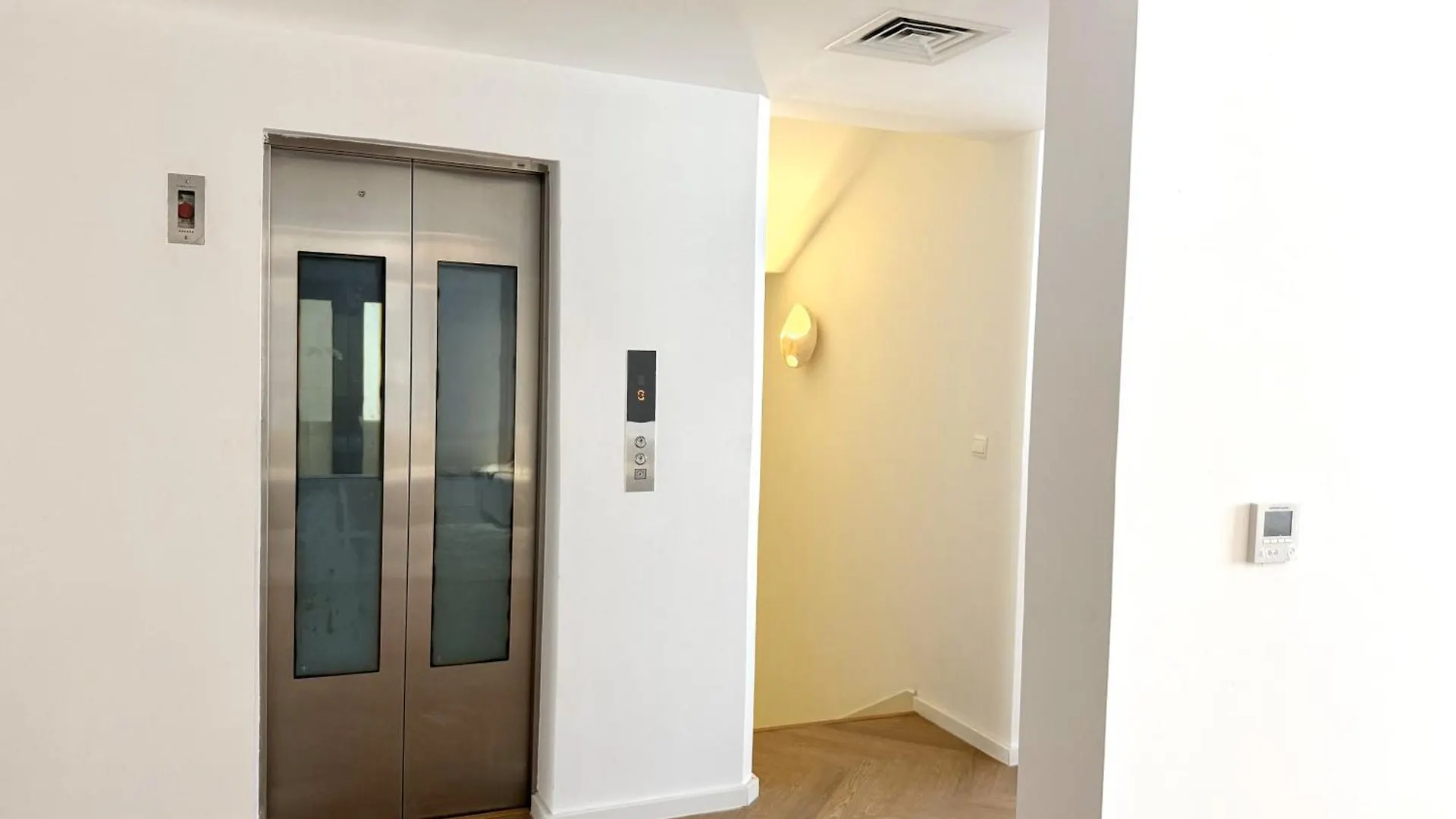 Seven Emirates Luxe Hostel - Yas Island Gate Abu Dhabi 0*,  Vereinigte Arabische Emirate